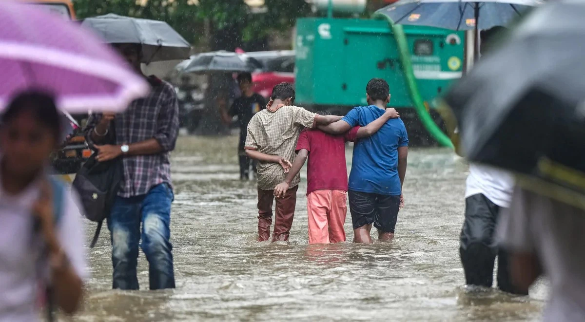 Mumbai Rains May 2025: Heavy Showers Cause Flight Delays, Train Disruptions, and Road Blockages