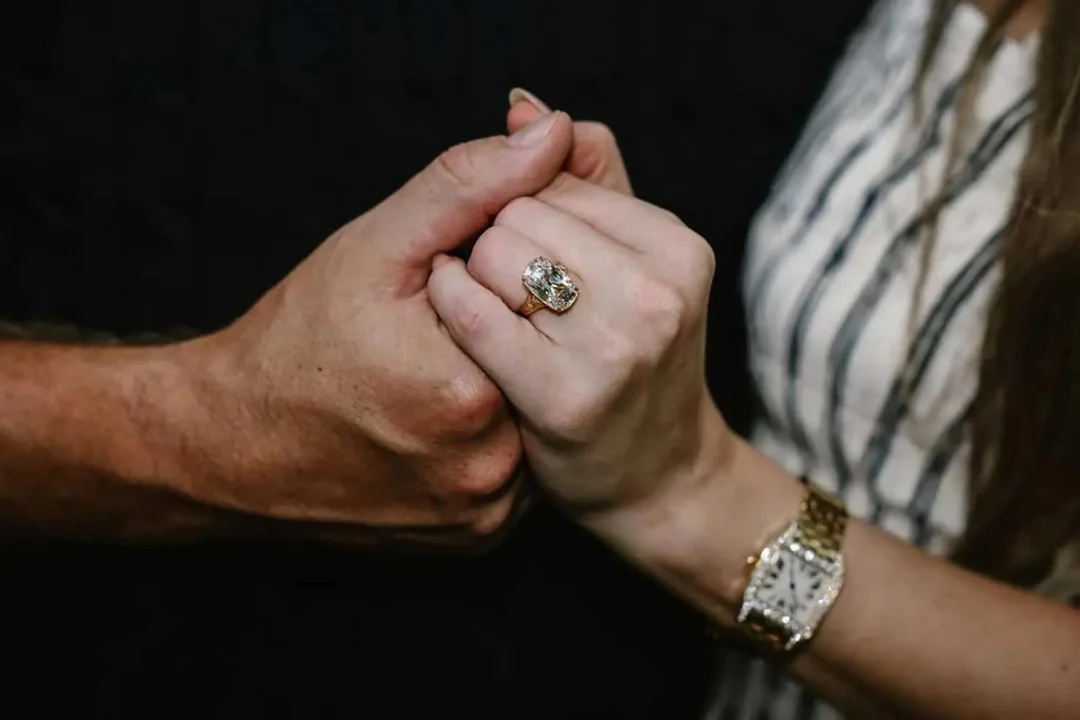 Taylor Swift & Travis Kelce: A Fairytale Engagement Blossoms in the Garden